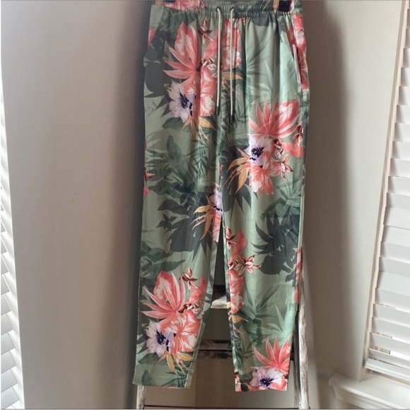 Guess Viola Tropical Floral Mid Rise Pants - Picture 4 of 4